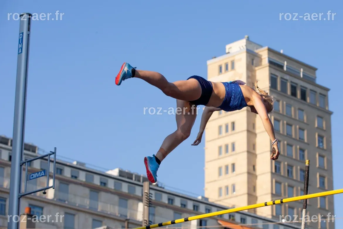 Le saut à la perche féminin à l'Esplanade du Quartier du Flon était ...