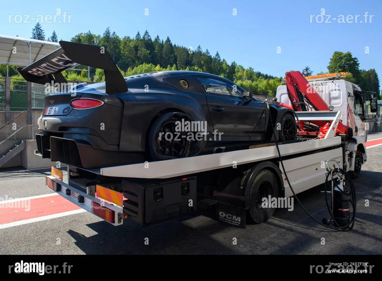 La voiture de course Bentley GT3 est ramenée sur la voie de la fosse ...