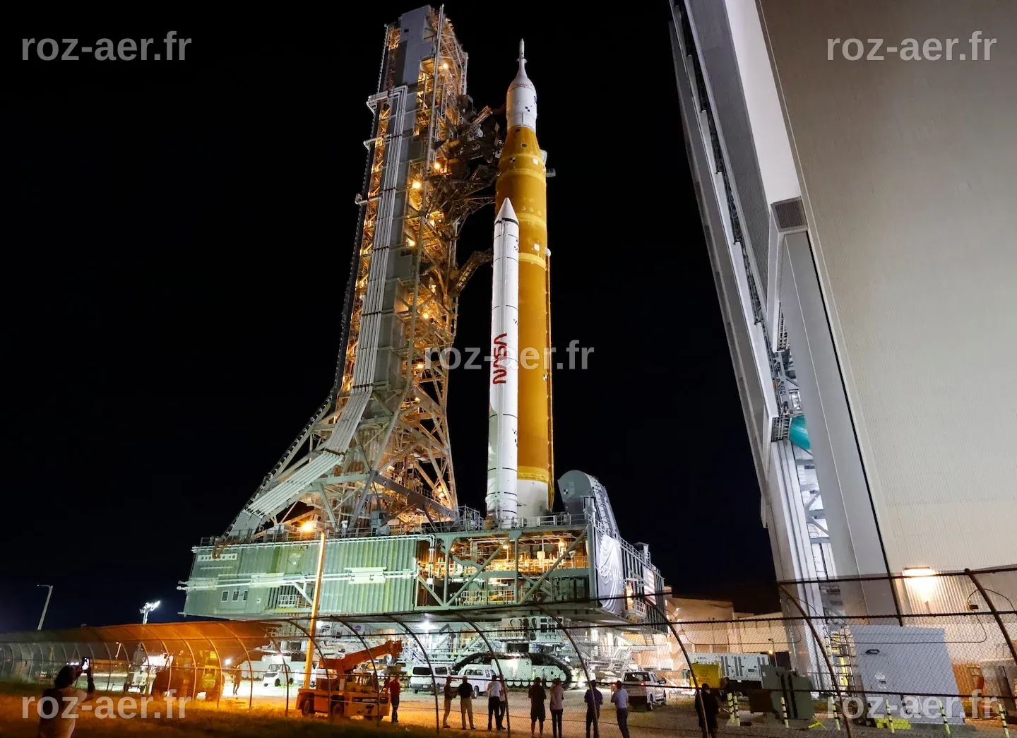 La fusée lunaire de la NASA se déplace vers la rampe de lancement pour ...