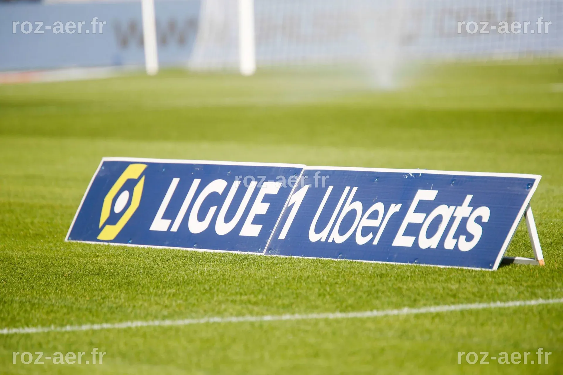 Lens s'impose face à Angers et prend la tête de la Ligue 1, plaçant le PSG sous pression