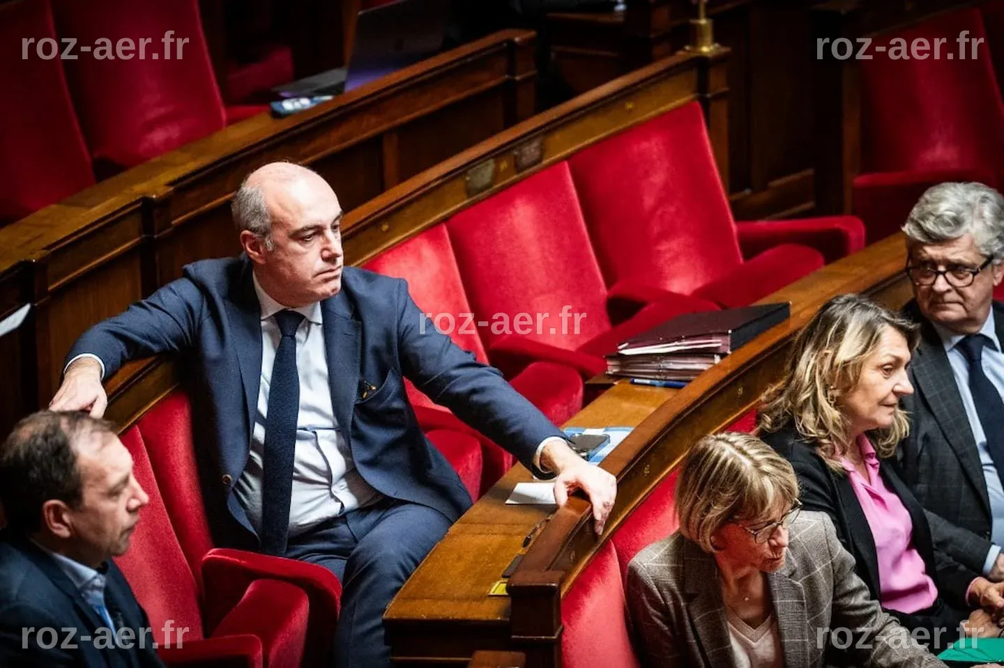 Projet de loi immigration : dix-sept députés LR prêts à voter le texte ...
