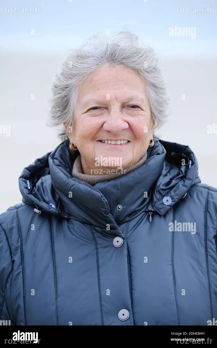 Exclusive. Marthe Villalonga pose pour une seance photo a la plage lors ...