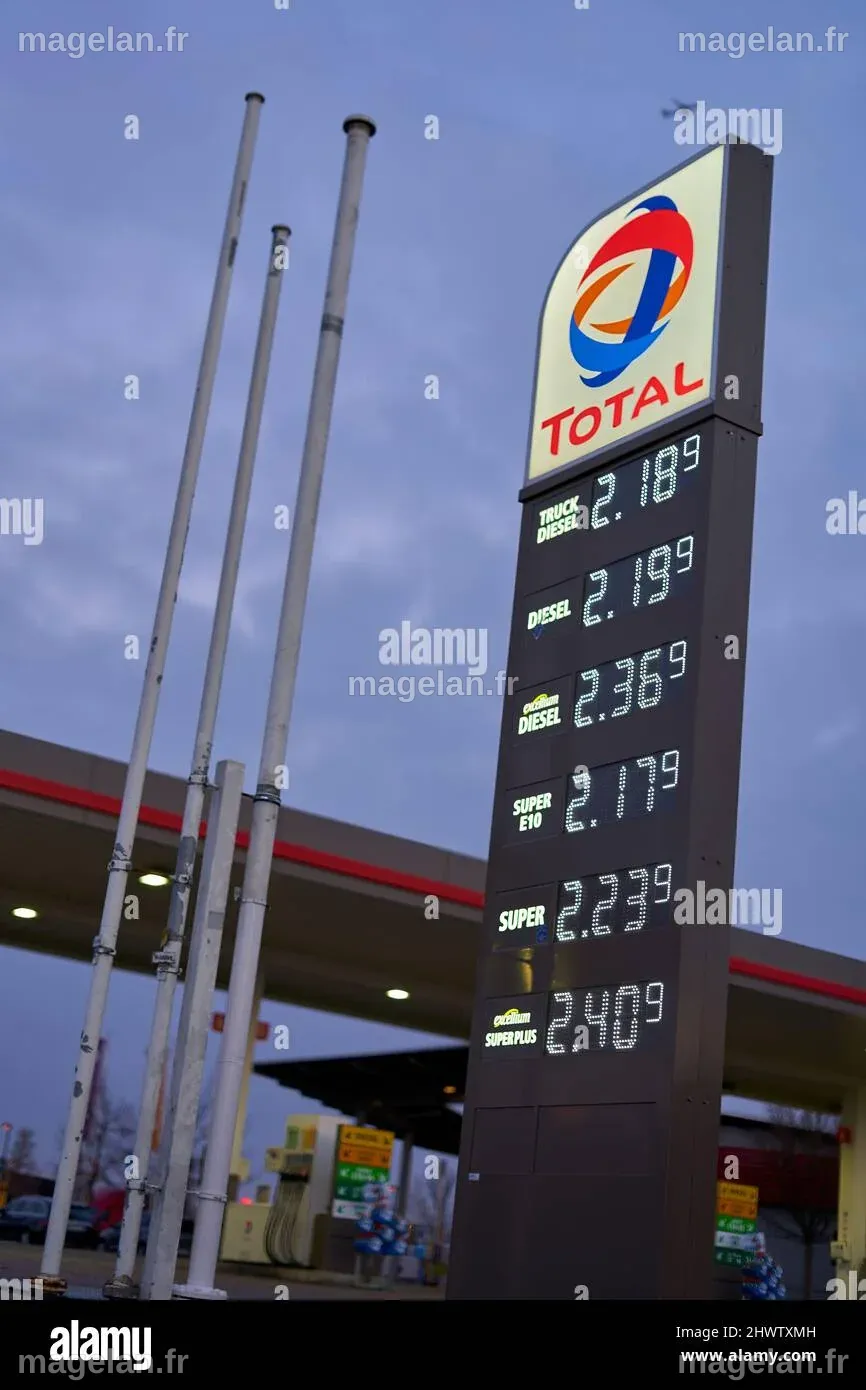 Denkendorf, Allemagne - 07 mars 2022: Tableau des prix avec les prix ...