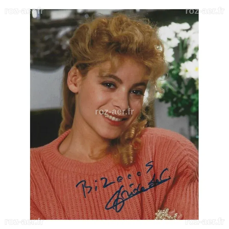 Grace DE CAPITANI autograph