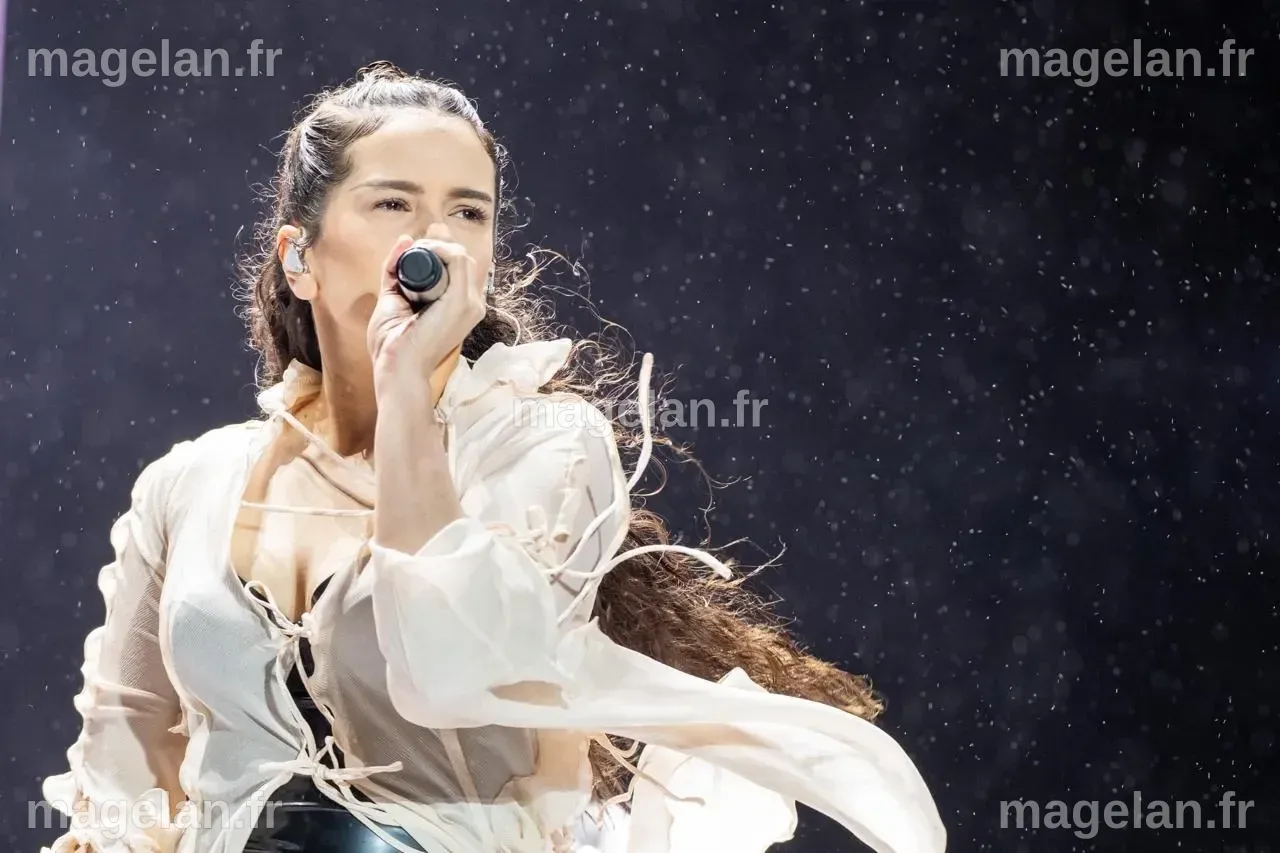 Rosalía éblouit Lyon avec un concert d'opéra moderne pour lancer sa tournée mondiale