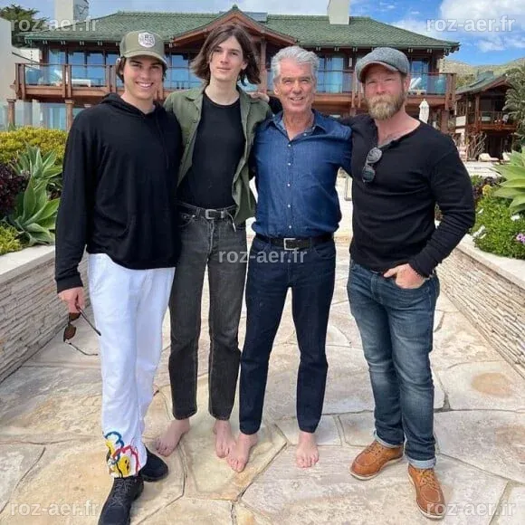 Photo : Pierce Brosnan entouré de ses trois fils : Sean, Dylan et ...