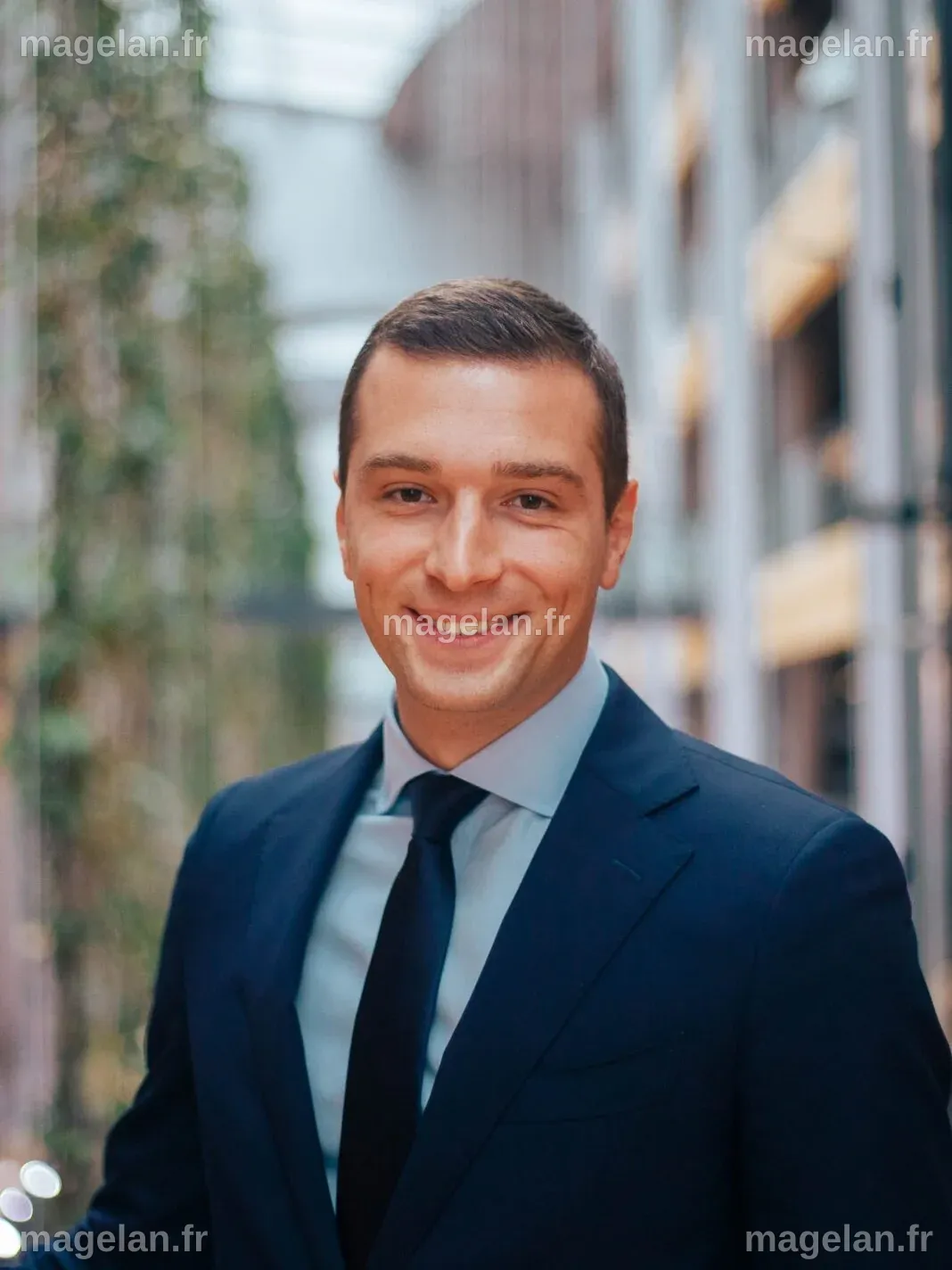 Tout savoir sur la taille de Jordan Bardella : Un leader politique en pleine ascension