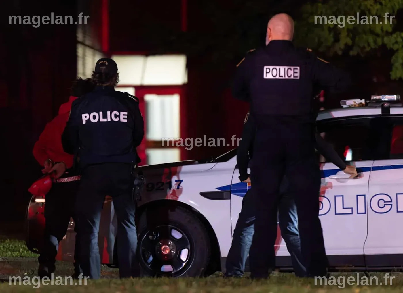 Un policier en larmes avec son mari, inculpés pour avoir violé à plusieurs reprises un adolescent qu'ils avaient accueilli