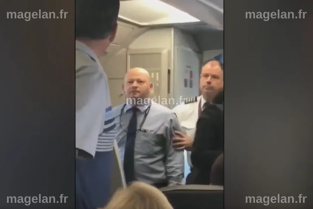 Une passagère d'American Airlines s'énerve après avoir été expulsée de l'avion pour avoir regardé des vidéos sans écouteurs