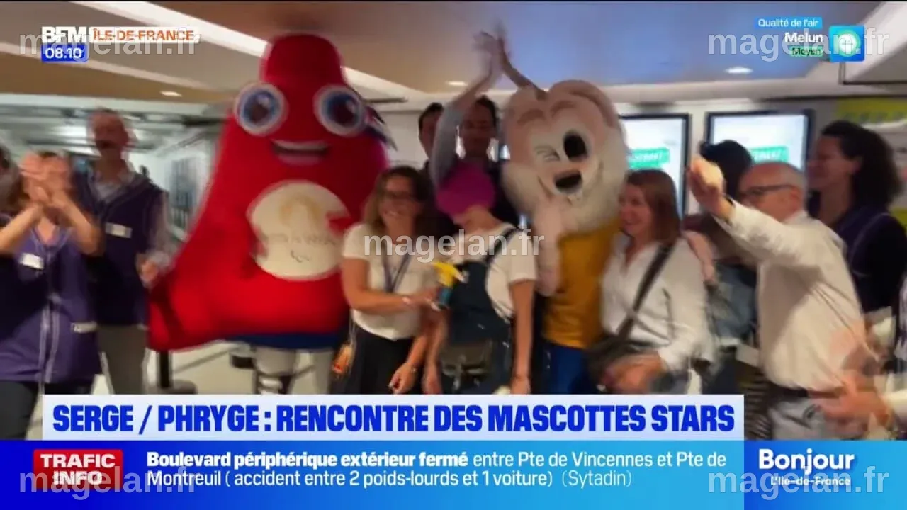 Paris: la Phryge, mascotte des JO, rencontre Serge le lapin, mascotte ...