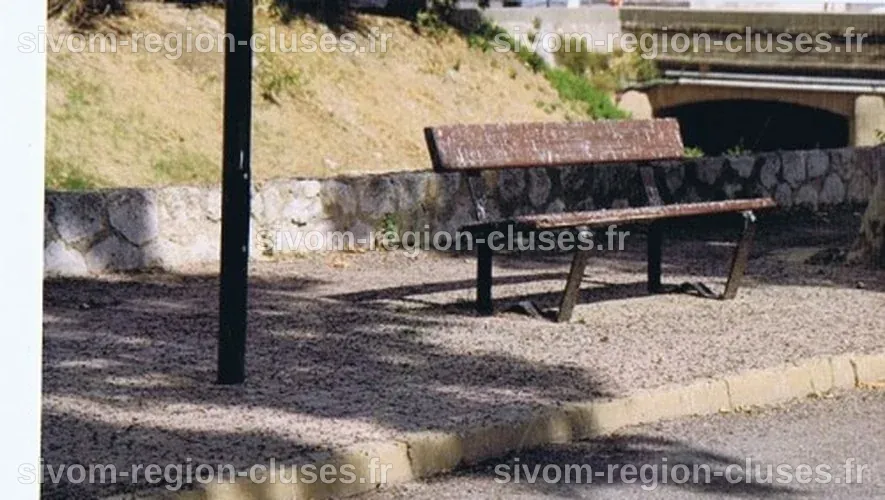 Quant les étourneaux et corneilles repeignent les bancs - midilibre.fr