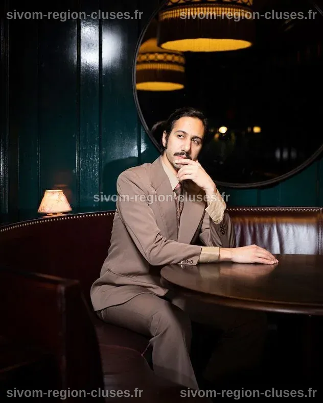 Arthur Teboul (Feu ! Chatterton) : chanteur, dandy et désormais poète ...