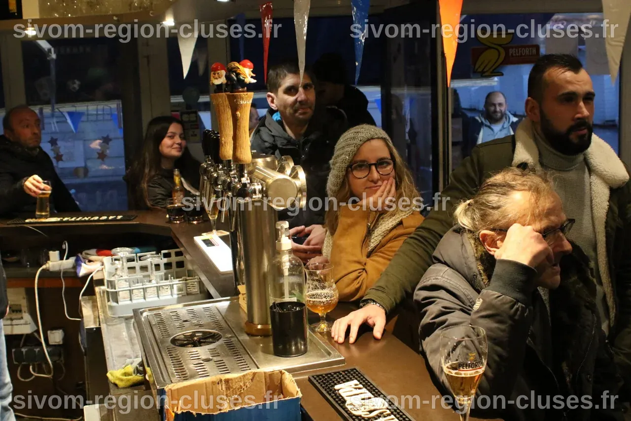 EN IMAGES. Des scènes de liesse dans les bars de Cherbourg pour le ...