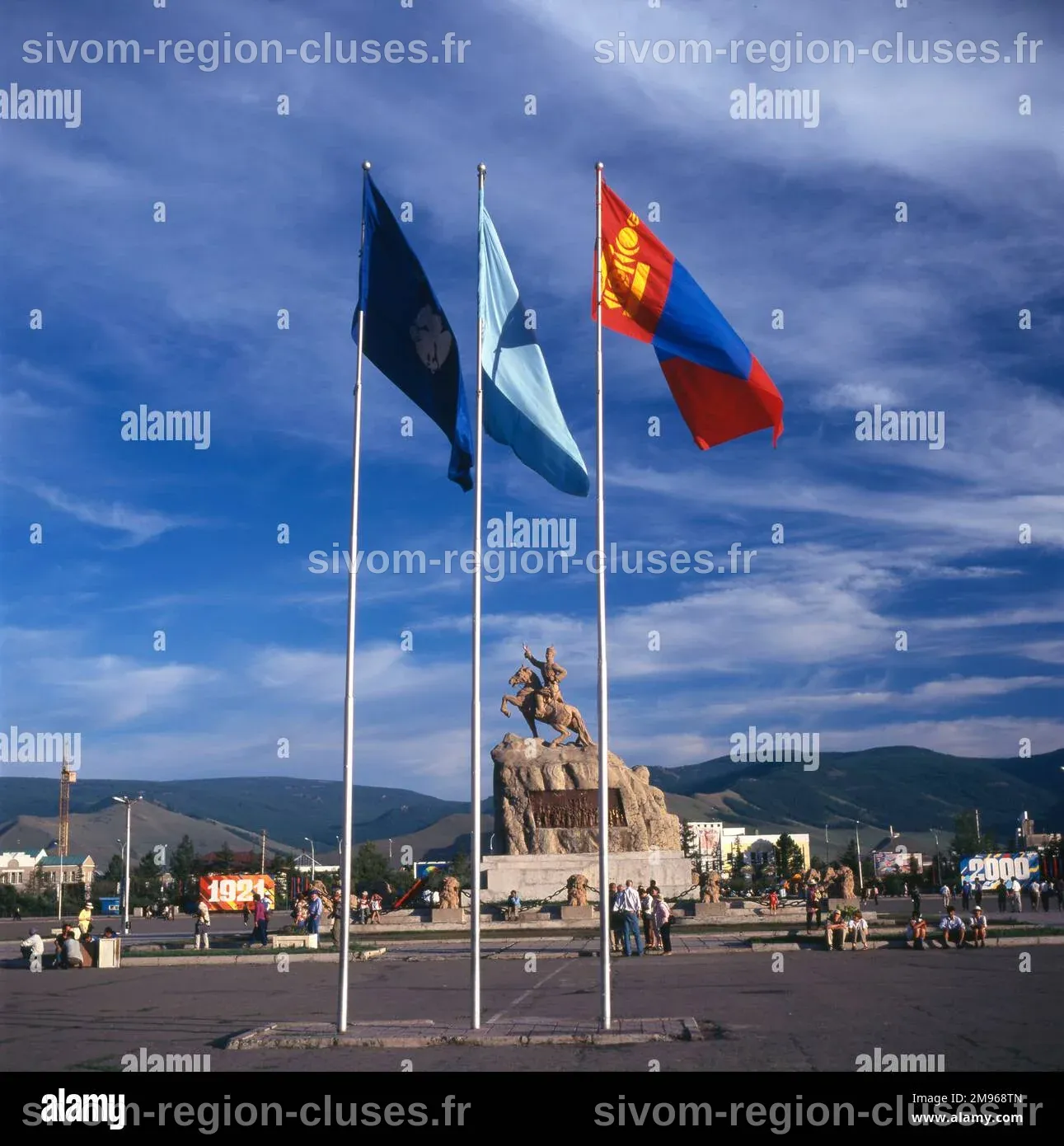 Trois drapeaux devant le Mémorial de Suke Baatar (héros national de la ...