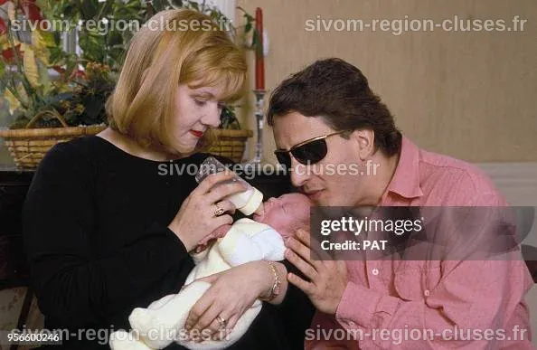 Gilbert Montagné et son épouse Maureen donnant le biberon à leur fils ...