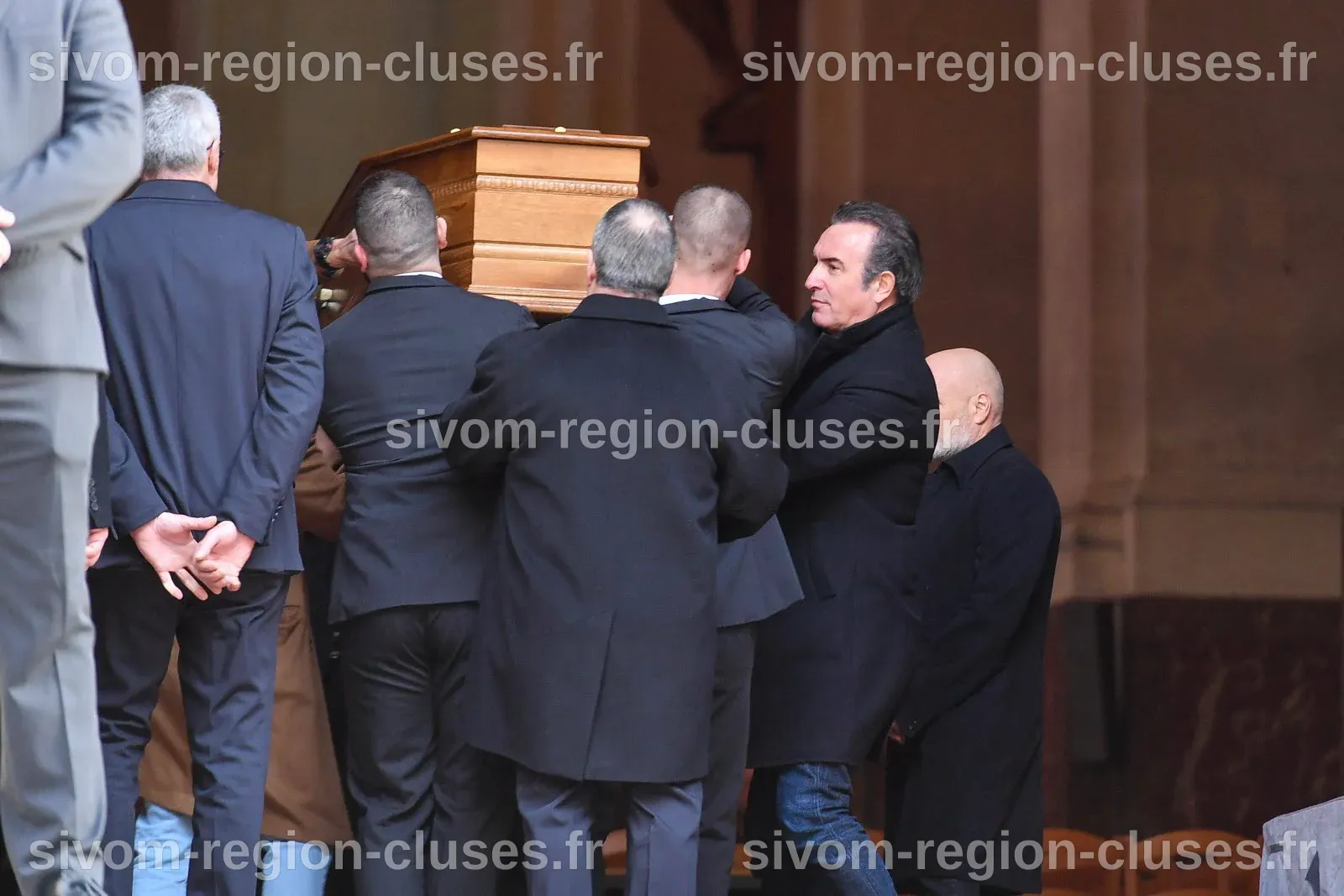 Paris. Obsèques de Bertrand Blier : Jean Dujardin, Josiane Balasko ...
