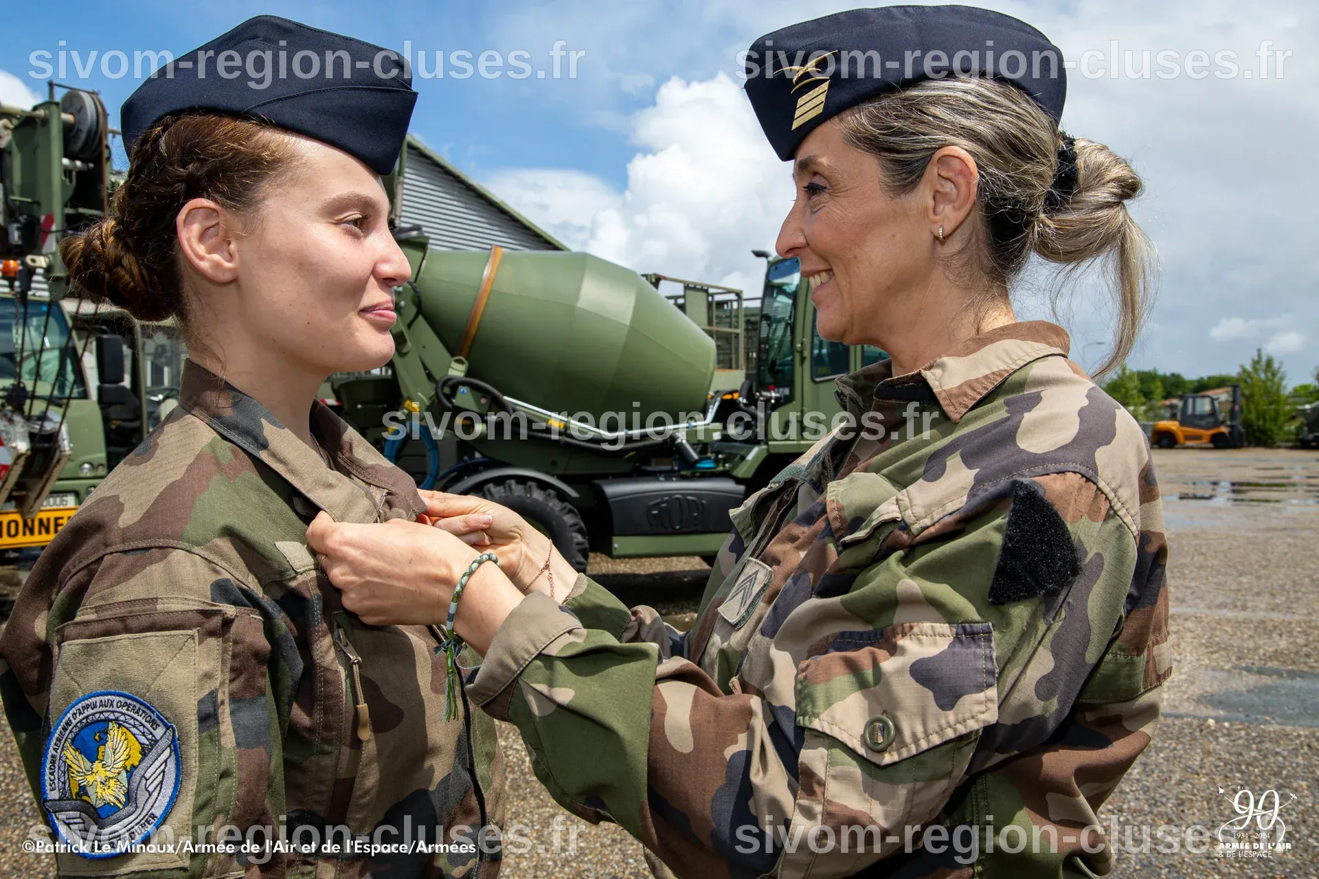 Mère et fille unies par le service dans l'armée de l’Air et de l’Espace ...
