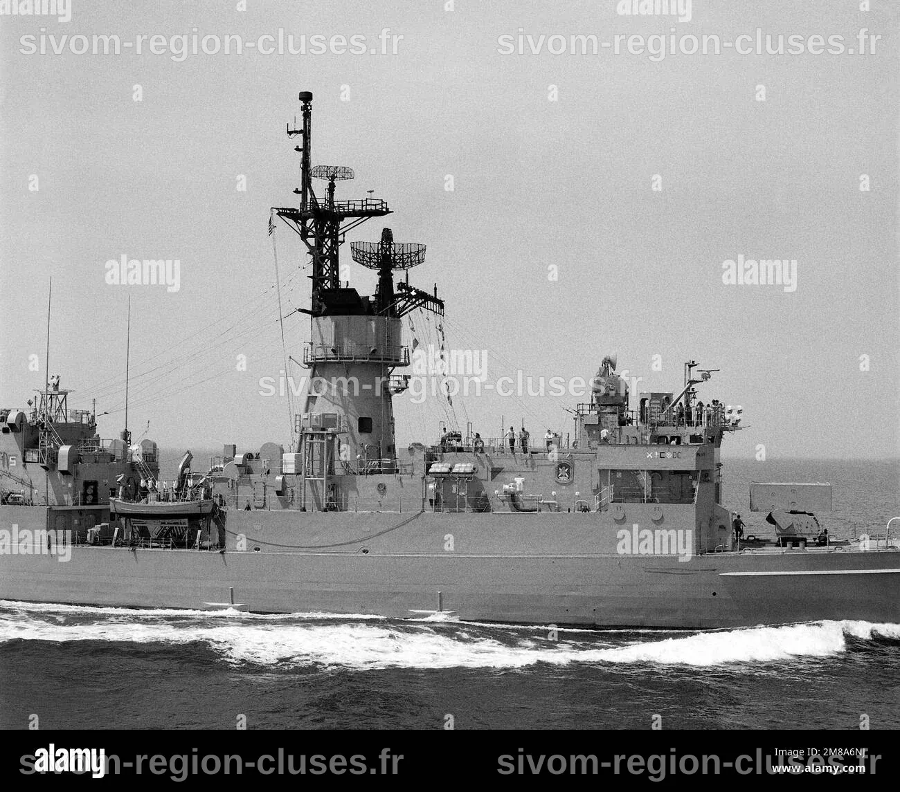Une vue en tribord de mer de la frégate USS AYLWIN (FF 1081) en cours ...