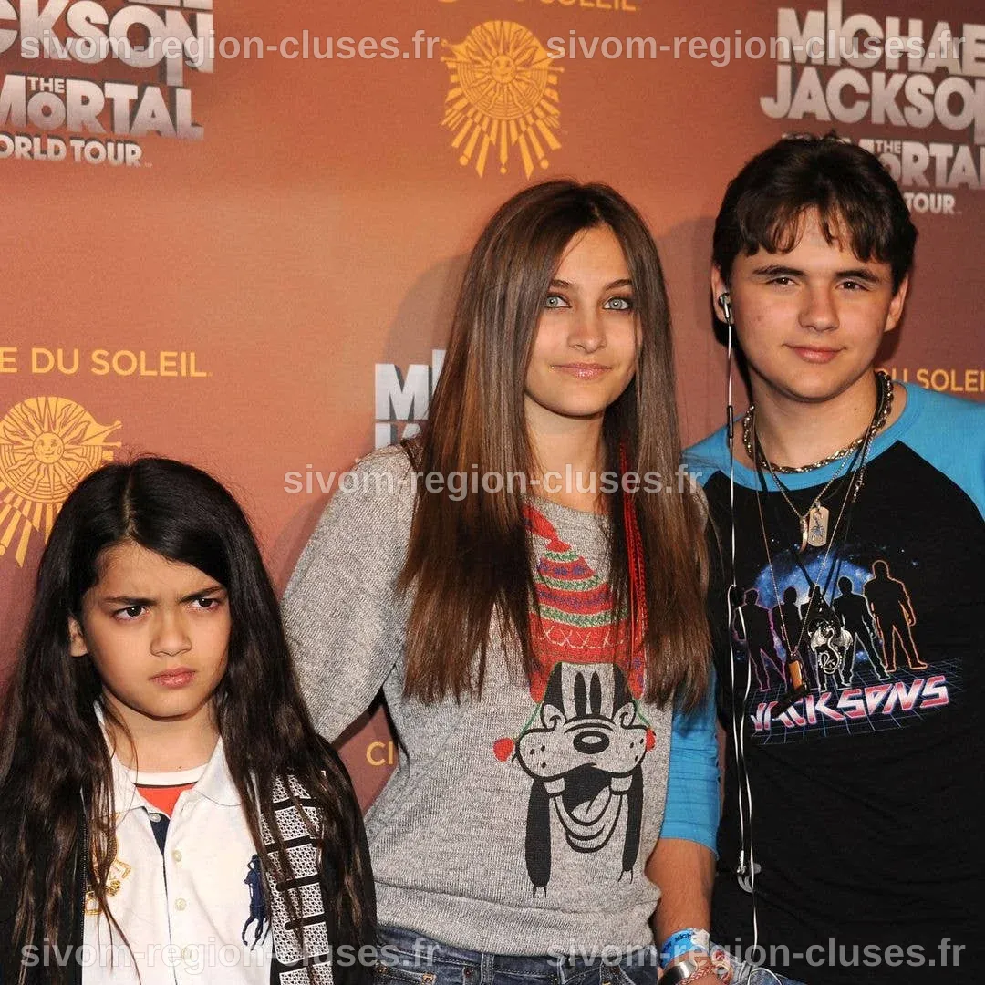 Michael Jackson's sons Prince and Blanket pose for ultra-rare family ...