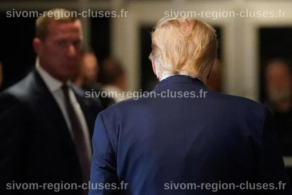 Le juge inflige une amende de 364 millions de dollars à Trump et ...
