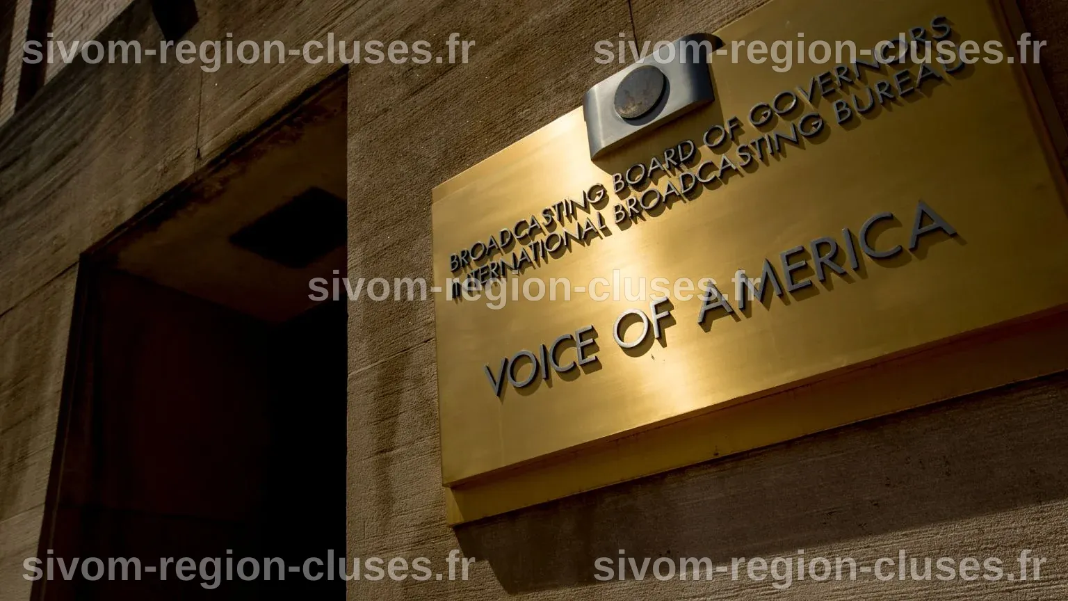 Un juge bloque les efforts de Trump pour démanteler le service de radio ...