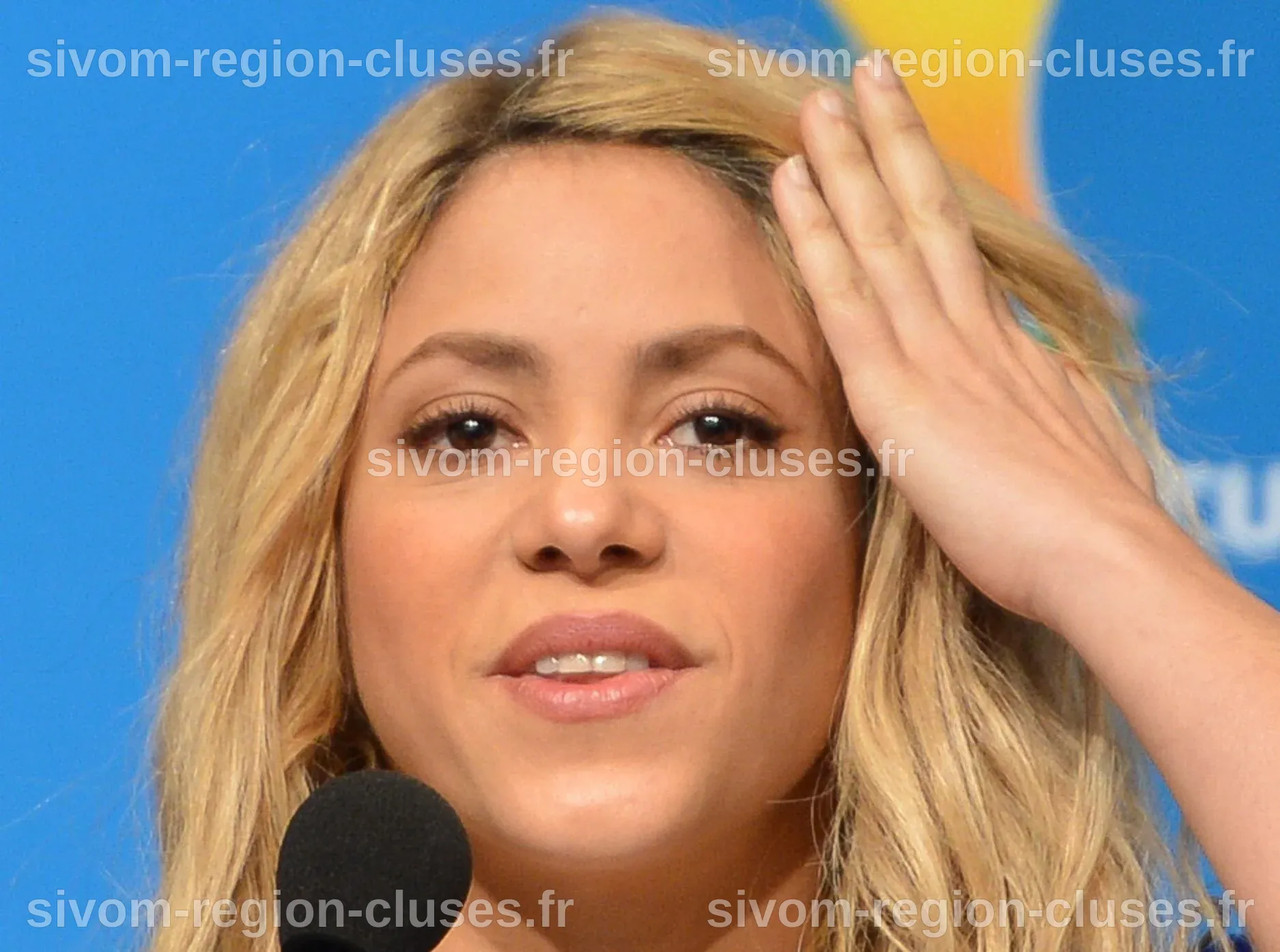 À 48 ans, Shakira éblouit la scène mondiale dans une robe qui défie les ...