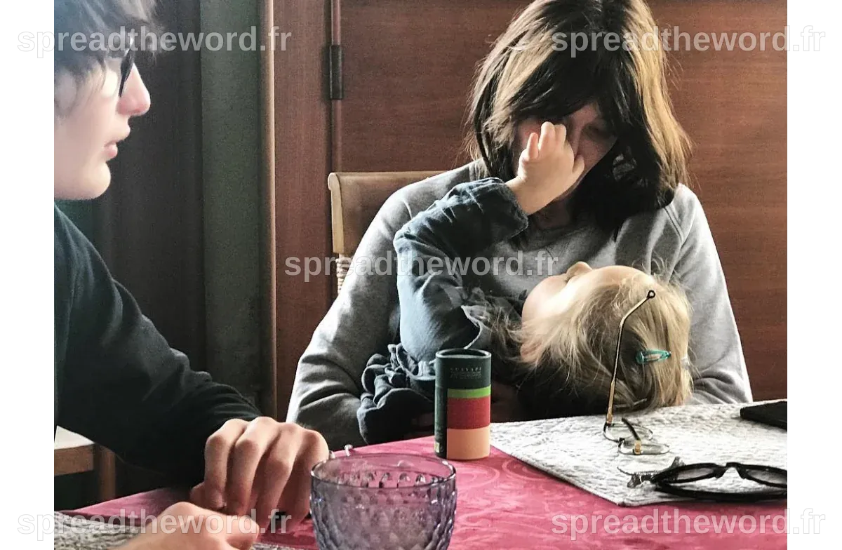 Photo : Carla Bruni avec ses enfants, Aurélien et Giulia, sur Instagram ...