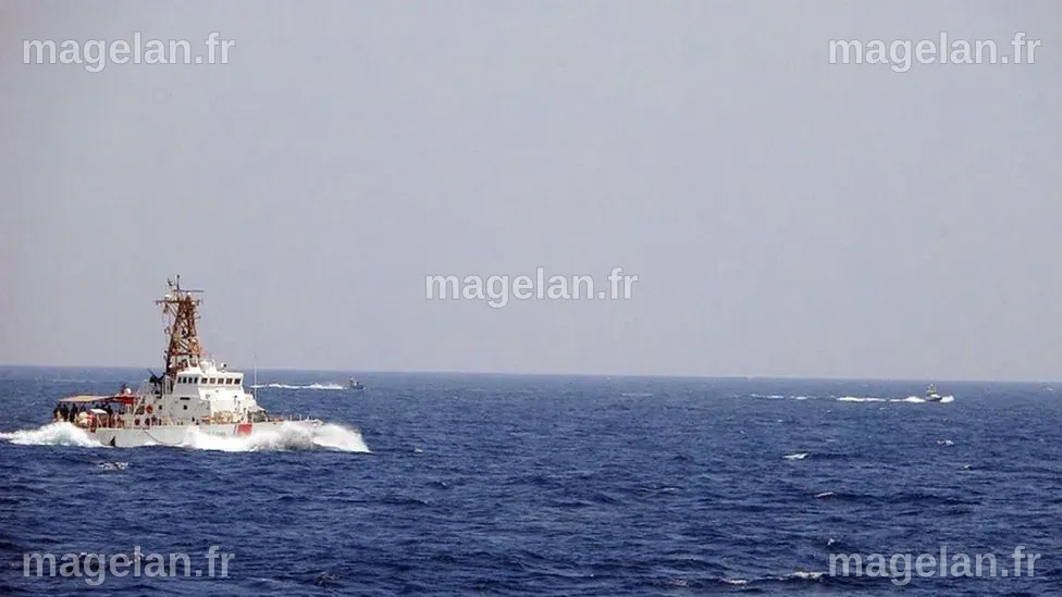 Strait of Hormuz: US fires warning shots at Iranian boats in Gulf - BBC ...