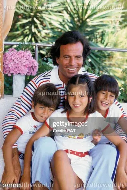 Julio Iglesias 1980 Photos and Premium High Res Pictures - Getty Images