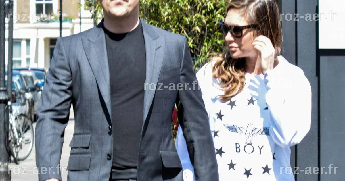 Exclusif - Robbie Williams et sa femme Ayda Field se baladent dans les ...
