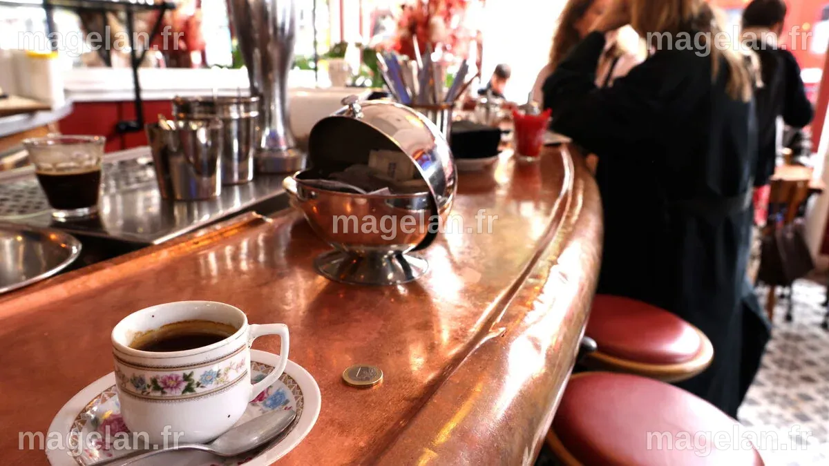 À Paris, le café à 1 euro fait de la résistance : « Ça fait un lieu ...