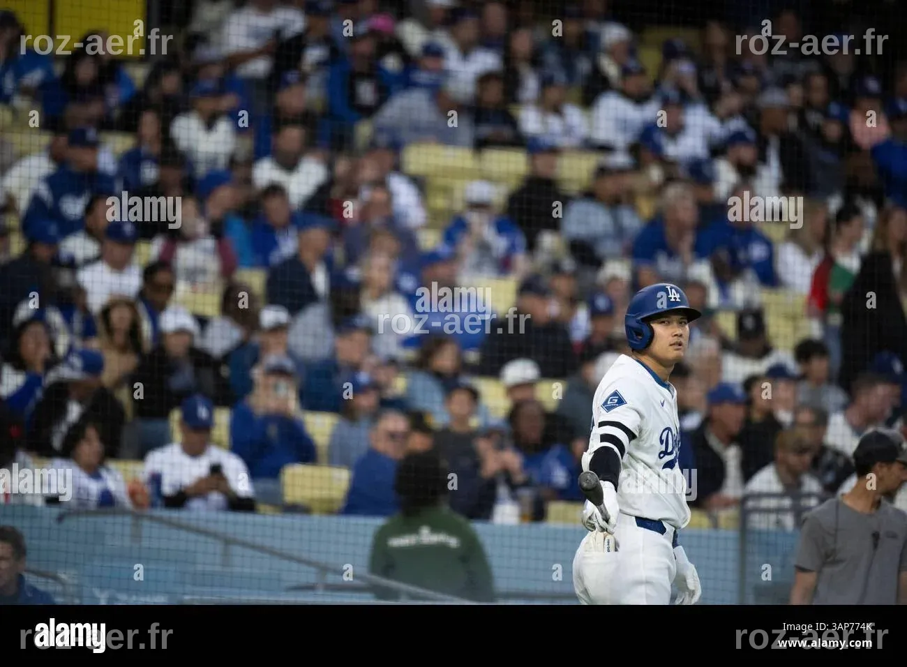 Los Angeles Dodgers' Shohei Ohtani warms up in the on-deck circle ...