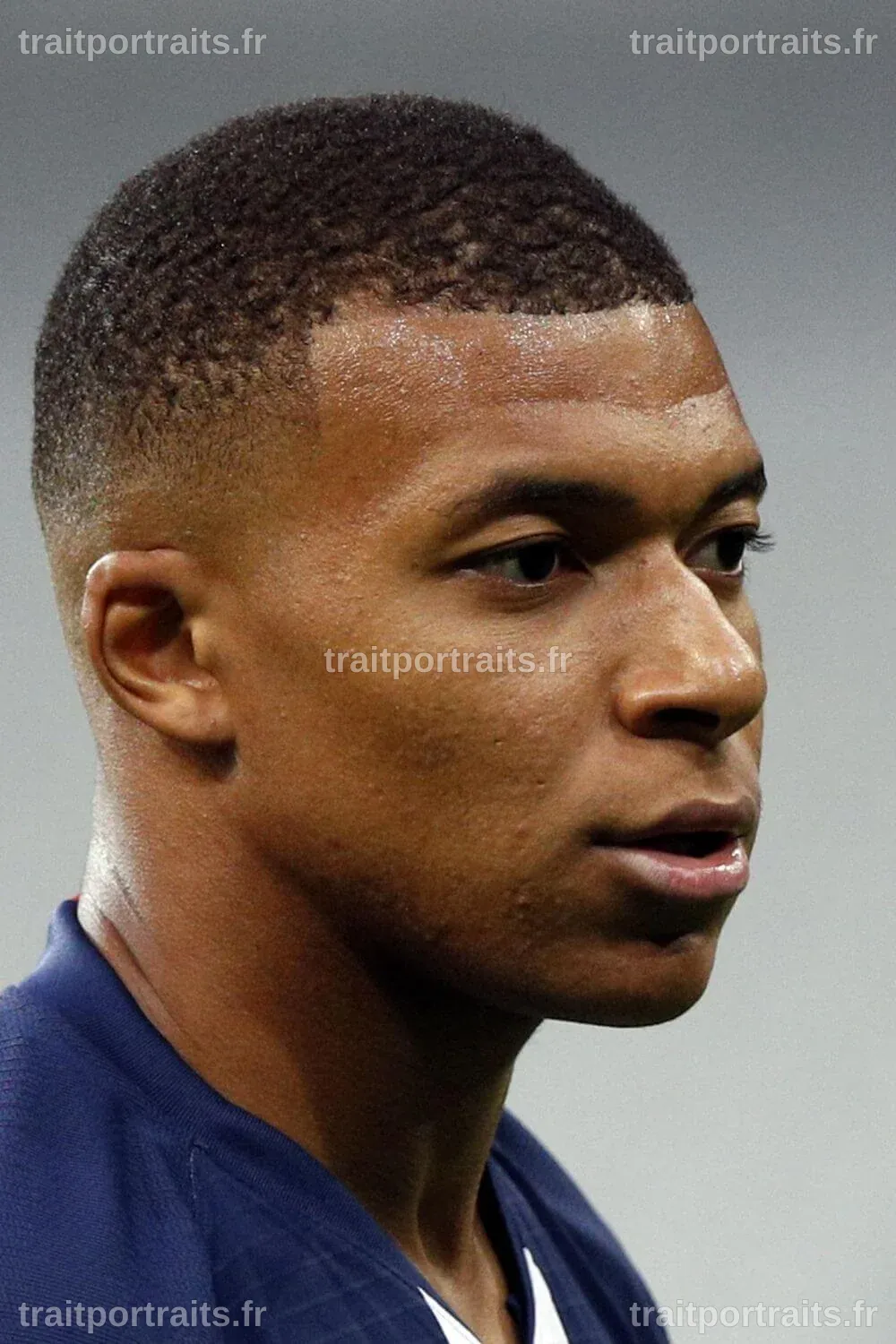Mbappé Cheveux Rose : Un Phénomène Culturel qui Redéfinit le Style Sportif