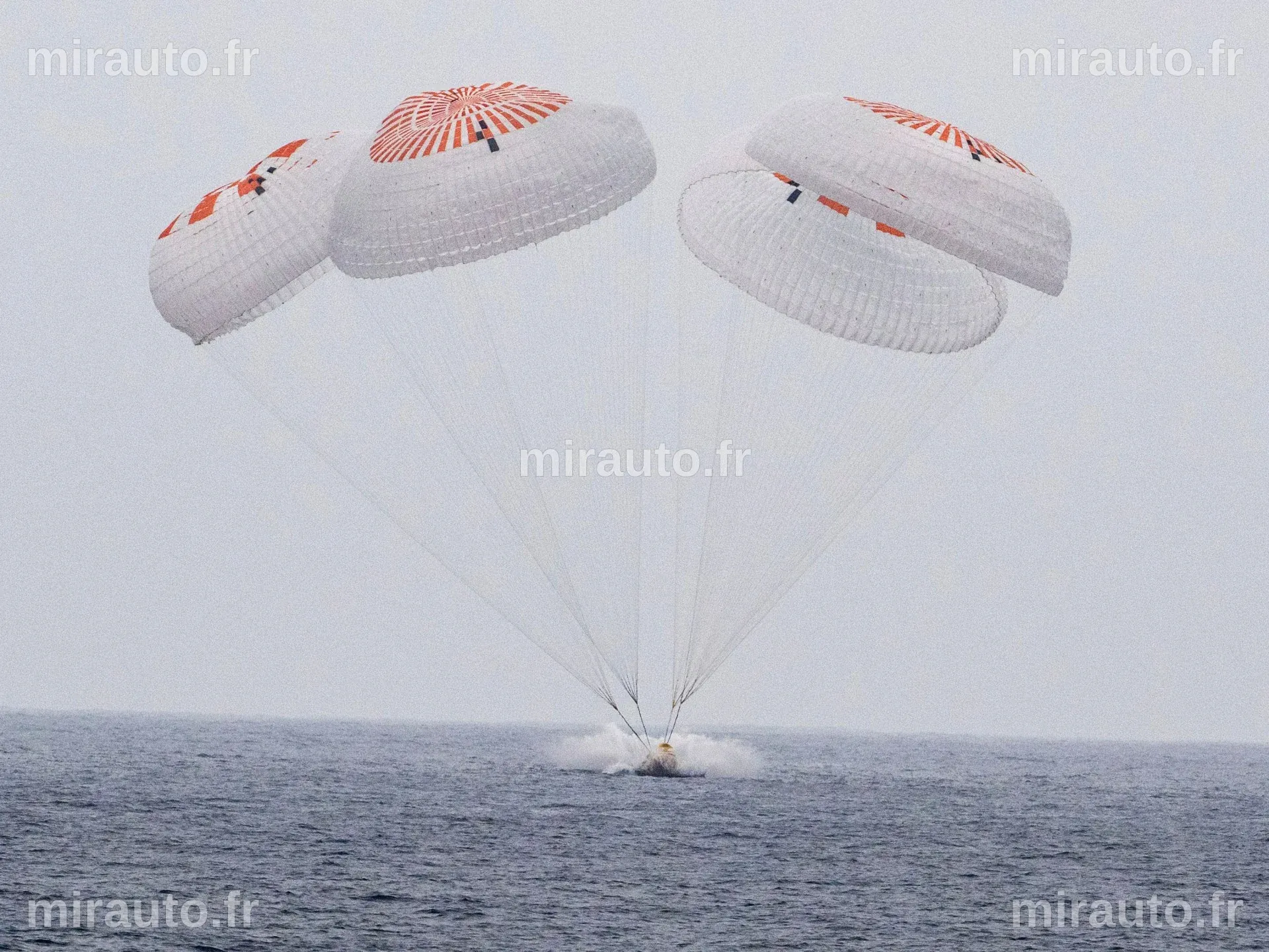 Cinq secondes de chute libre : Les astronautes racontent leur mission historique sur la Lune et leur retour haletant sur Terre