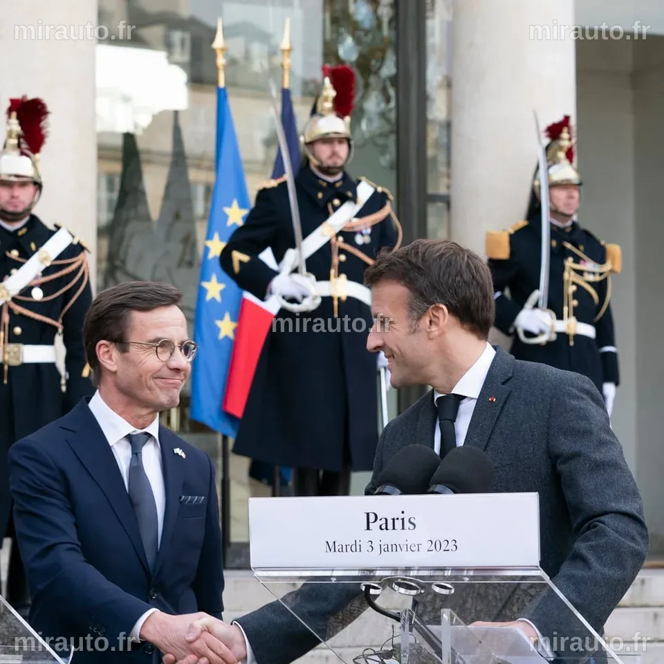 Emmanuel Macron apporte son soutien à Olivier Nora, écarté de Grasset par Vincent Bolloré