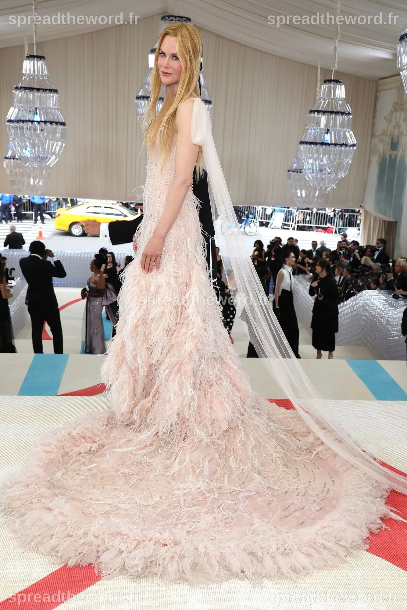 The Story Behind Nicole Kidman’s Classic Karl Lagerfeld Chanel Gown at ...