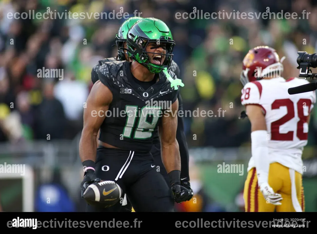 Oregon tight end Kenyon Sadiq (18) celebrates after his touchdown ...