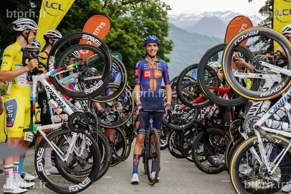 Cyclisme. À peine retraité sur route, Romain Bardet gagne une Coupe du ...