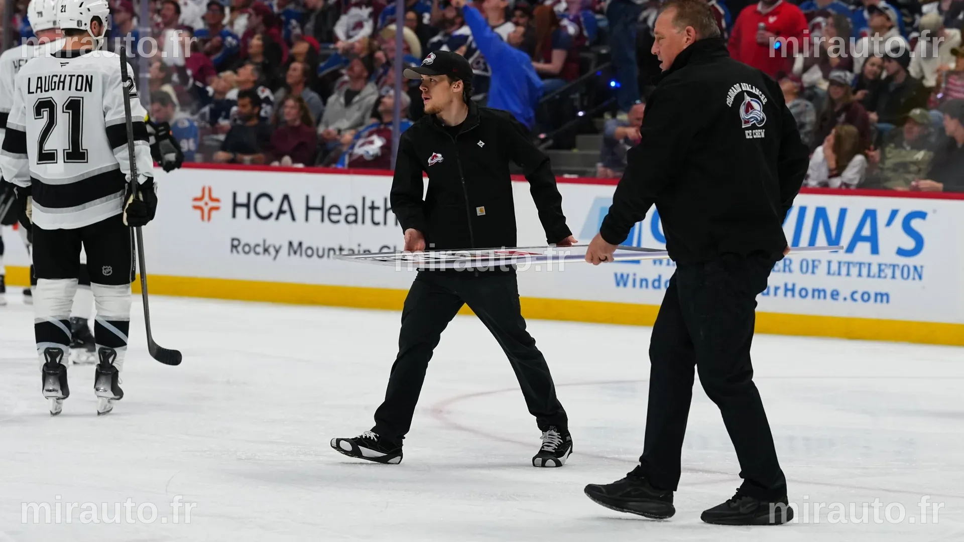 Incident surprenant : le coach intérimaire des Kings D.J. Smith touché par un verre brisé lors du match contre le Colorado