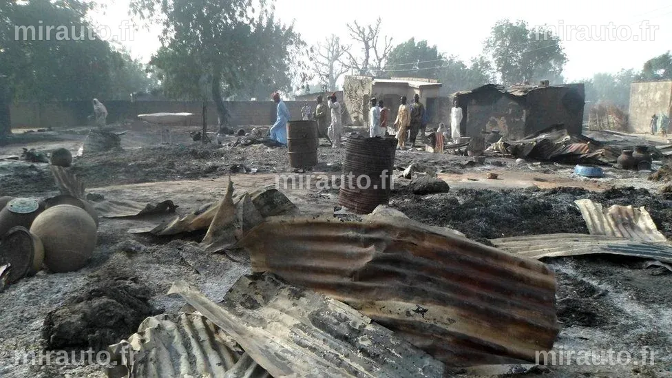 Des militants islamistes attaquent un village au Nigeria, laissant 11 morts et des maisons en flammes
