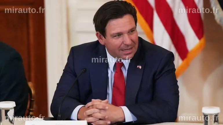 DeSantis promulgue une loi en Floride interdisant le financement local des initiatives DEI, affirmant que les hommes blancs sont 'défavorisés'