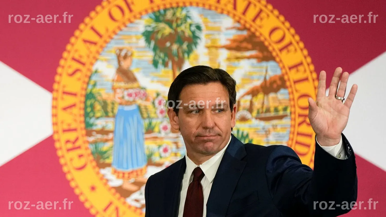 DeSantis promulgue une loi en Floride interdisant le financement local des initiatives DEI, évoquant la discrimination envers les hommes blancs