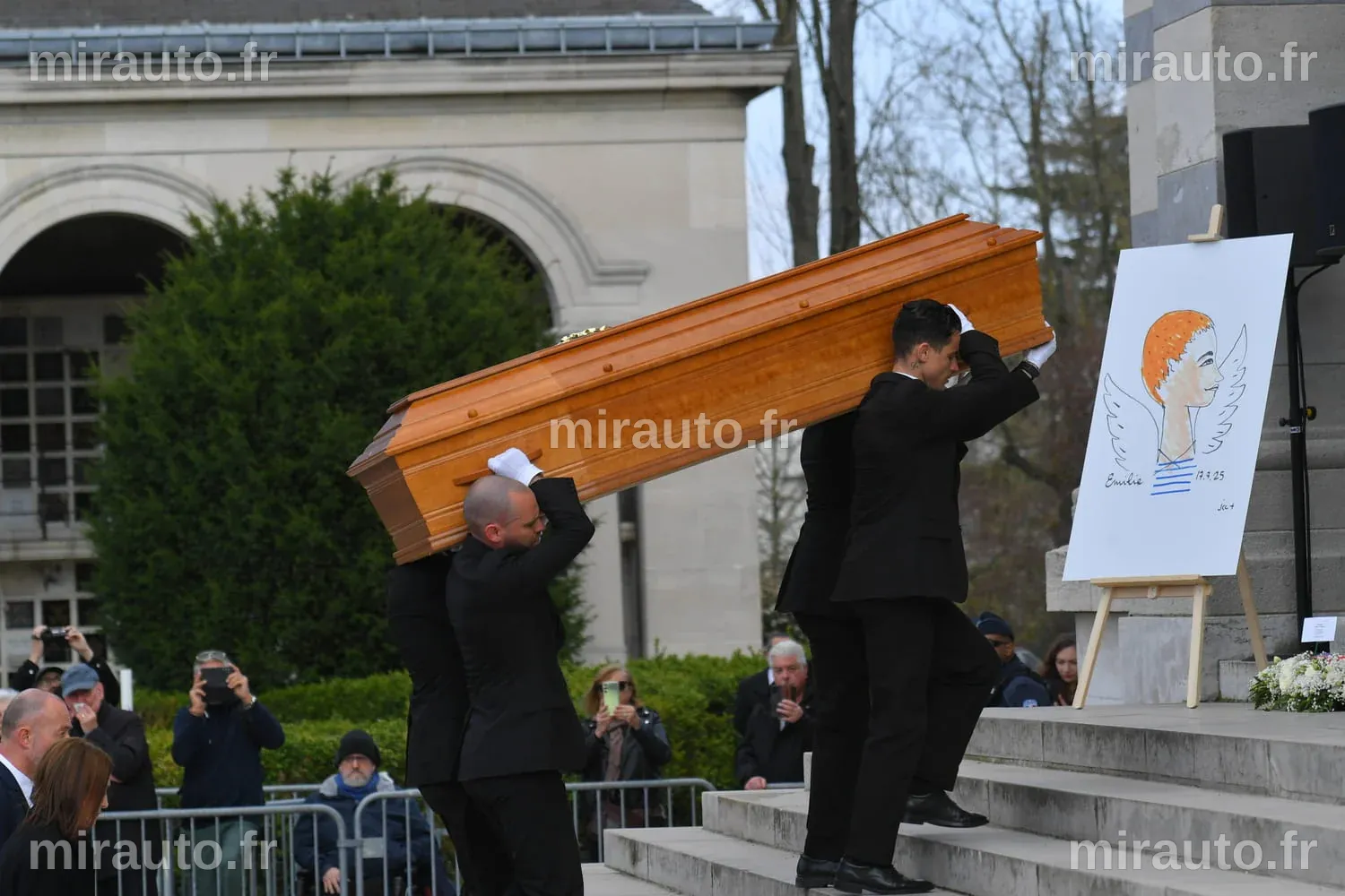Dernier hommage à Nathalie Baye : un adieu émouvant des proches, célébrités et anonymes