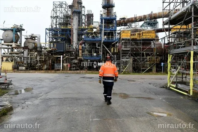Le patron de TotalEnergies rappelle aux étudiants : "Vous êtes bien contents que je produise du pétrole pour vous fournir de l'essence"