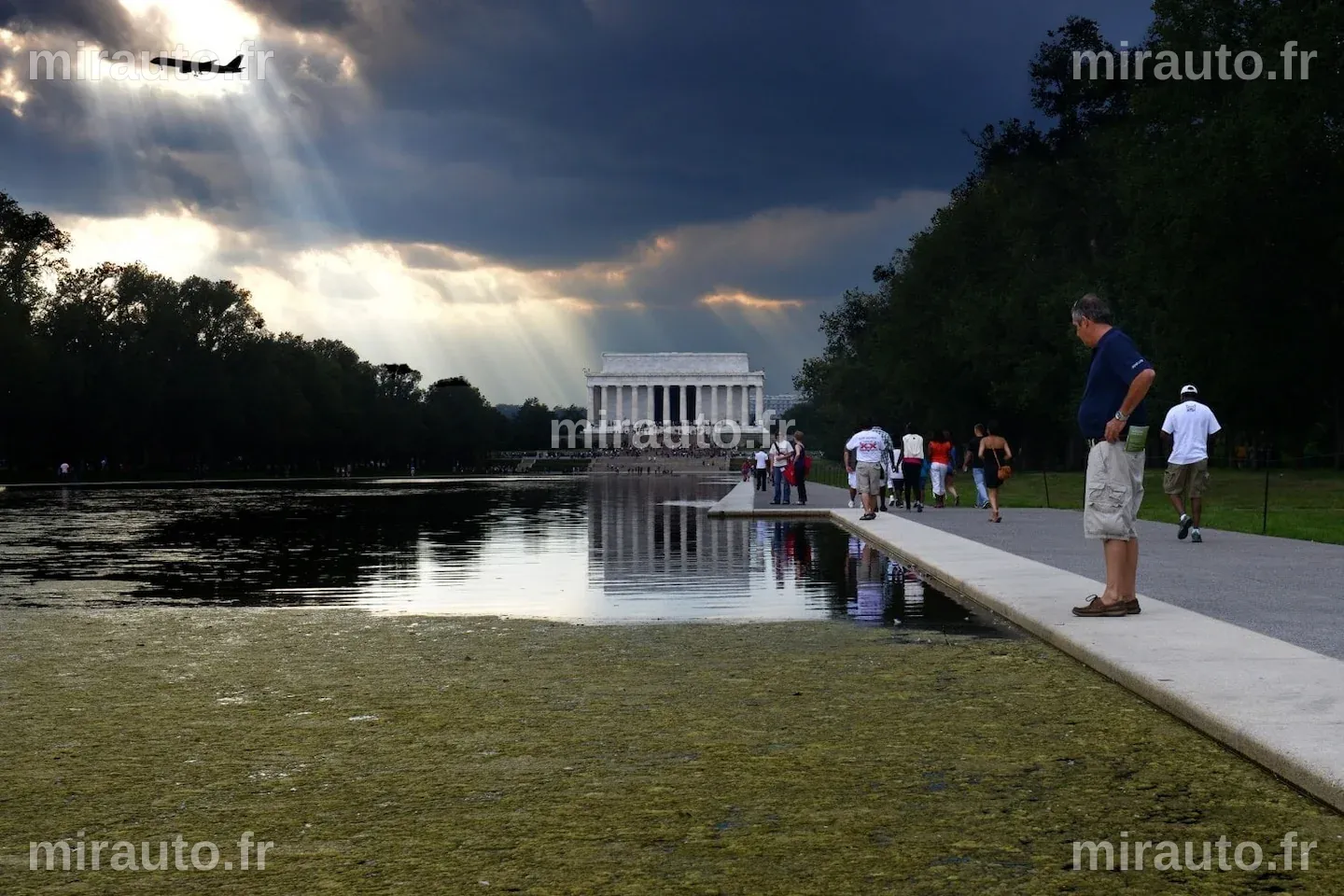 Trump annonce la restauration de la piscine réfléchissante du Mémorial Lincoln, qui sera teintée en bleu