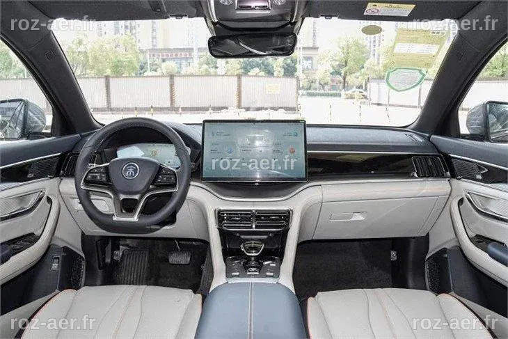 En Chine, les SUV de luxe attirent les foules avec leurs sièges classe affaires et écrans géants