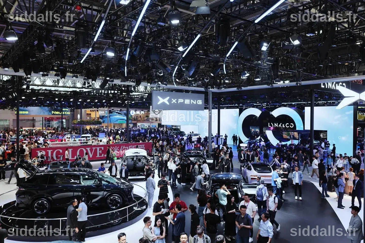 Au Salon de l'Auto de Pékin, les constructeurs chinois dévoilent leurs nouvelles technologies face à la concurrence mondiale