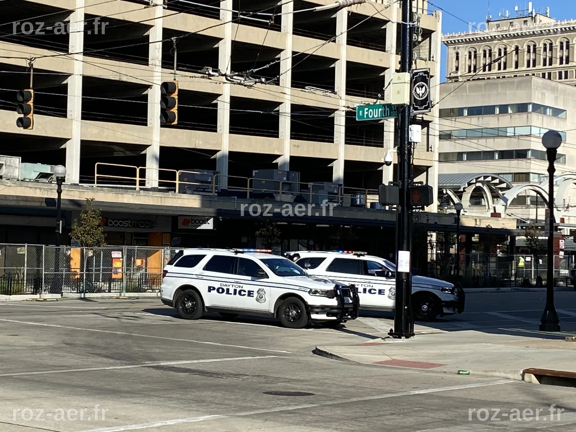 Des agents de police ferment une partie d'une rue animée de Dayton après un cambriolage signalé