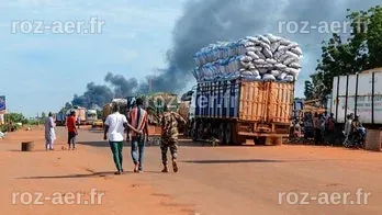 Explosions et échanges de tirs : des attaques coordonnées des groupes armés secouent le Mali