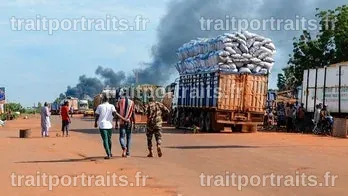 Violentes explosions et échanges de tirs : des attaques coordonnées secouent le Mali